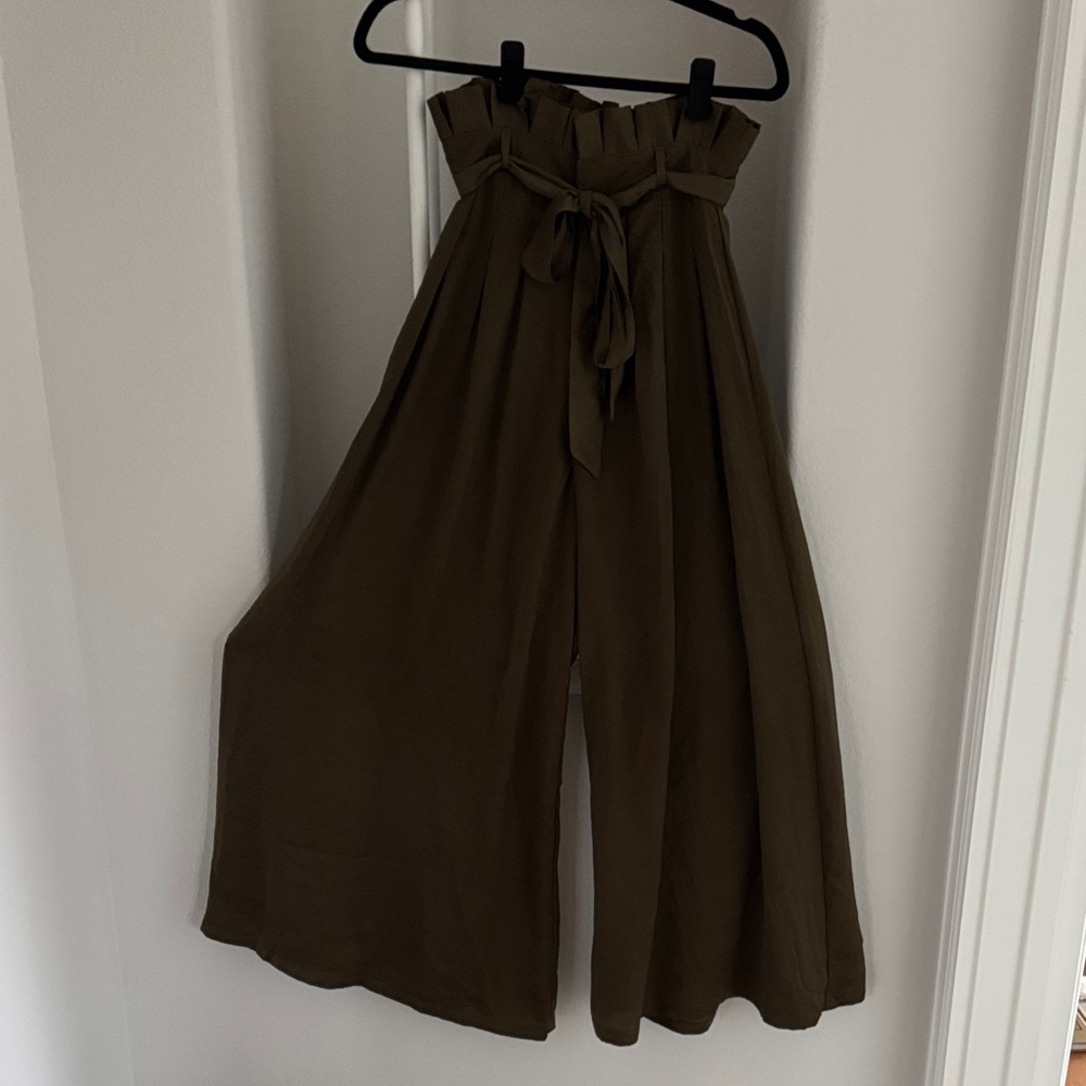 Elegant Wide-Leg Pants in Olive